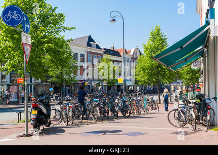 Le Biciclette parcheggiate e la gente che camminava sul Gedempte Oude Gracht street nel centro di Haarlem, Paesi Bassi Foto Stock