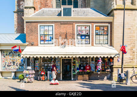 Acquisto di Souvenir shop in Lepelstraat vicino al Grote Markt piazza del mercato nella città vecchia di Haarlem, Olanda, Paesi Bassi Foto Stock