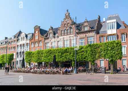 Persone relax su cafè sul marciapiede sul Grote Markt della piazza del mercato nel centro della città di Haarlem, Olanda, Paesi Bassi Foto Stock