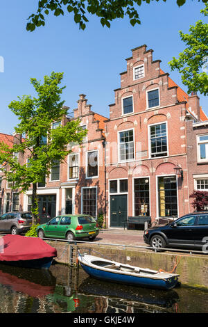 Case con frontoni a gradini sul canal Bakenessergracht nella vecchia città di Haarlem, Olanda, Paesi Bassi Foto Stock