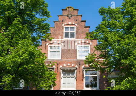 Parte superiore della vecchia casa con frontone a gradini su Bakenessergracht canal nel centro della città di Haarlem, Paesi Bassi Foto Stock