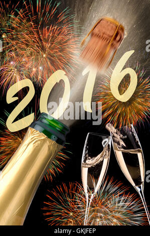 Nuovo anno 2016 con champagne,battenti tappi, fuochi d'artificio e anno Foto Stock