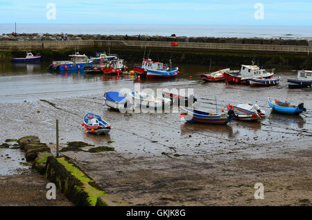 Regno Unito, Inghilterra, Yorkshire, Staithes, barche da pesca ormeggiate nel porto Foto Stock