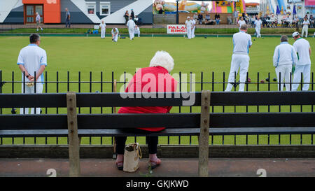 Old Lady guarda la corona verde bocce, Great Yarmouth Foto Stock