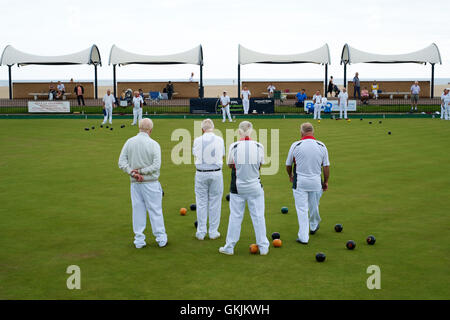 Gli uomini che giocano la corona verde bocce, Great Yarmouth Foto Stock