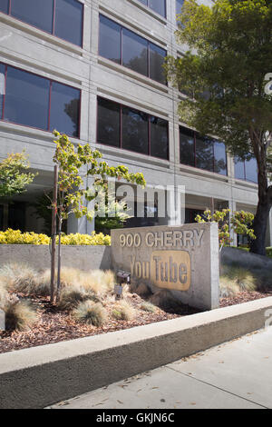 SAN BRUNO, CALIFORNIA - Luglio 30, 2016: vista esterna con segno a Youtube sede di San Bruno in California. Foto Stock