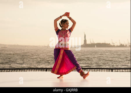 In corrispondenza della batteria Dance Festival, Surabhi Bharadwaj eseguita "Aadu Pambe" (danza del serpente) nella tradizione Bharatanatyam. Foto Stock