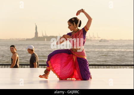 In corrispondenza della batteria Dance Festival, Surabhi Bharadwaj eseguita "Aadu Pambe" (danza del serpente) nella tradizione Bharatanatyam. Foto Stock