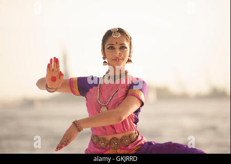 In corrispondenza della batteria Dance Festival, Surabhi Bharadwaj eseguita "Aadu Pambe" (danza del serpente) nella tradizione Bharatanatyam. Foto Stock