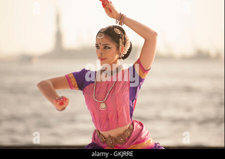 In corrispondenza della batteria Dance Festival, Surabhi Bharadwaj eseguita "Aadu Pambe" (danza del serpente) nella tradizione Bharatanatyam. Foto Stock