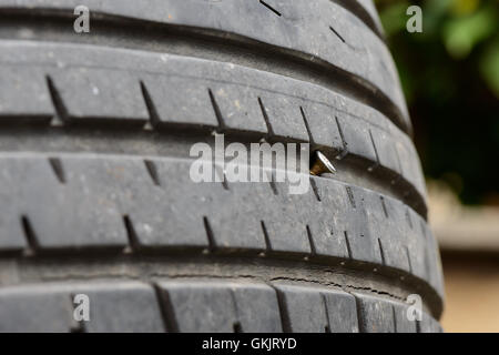 Un pneumatico sgonfio mediante una piccola vite lunga Foto Stock