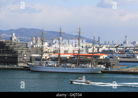 I quattro masted sailing ship, Kaiwo Maru, ormeggiata al porto di Kobe in Giappone. Foto Stock