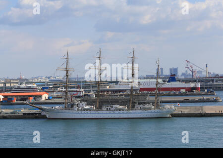 I quattro masted sailing ship, Kaiwo Maru, ormeggiata al porto di Kobe in Giappone. Foto Stock