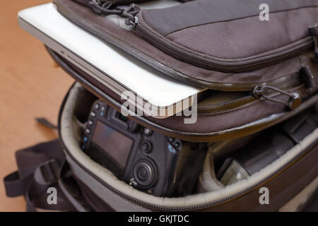 Fotografia professionale attrezzature e portatile in zaino protettivo Foto Stock