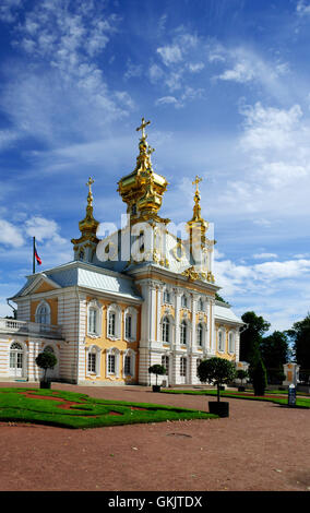 Il palazzo della chiesa di San Pietro e Paolo a Peterhof, San Pietroburgo, Russia Foto Stock