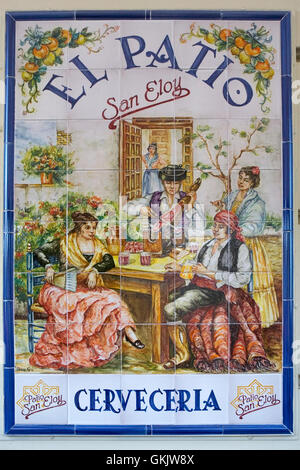 Pubblicità segno in piastrelle tradizionali, Patio San Eloy Cerveceria, Calle San Fernando, 27, Sevilla, Andalusia, Spagna Foto Stock