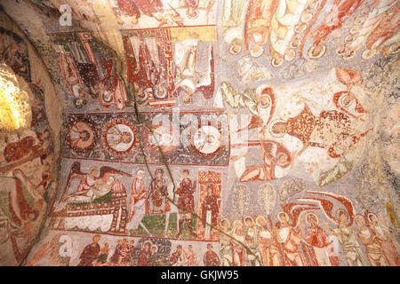 Murali religiose Çavuşin nella chiesa di San Giovanni Battista Foto Stock