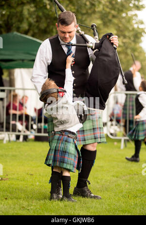 I partecipanti prendono parte a 2016 World Pipe Band Championships grado uno qualificatori a Glasgow Green. Foto Stock