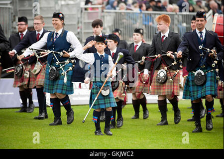 I partecipanti prendono parte a 2016 World Pipe Band Championships grado uno qualificatori a Glasgow Green. Foto Stock