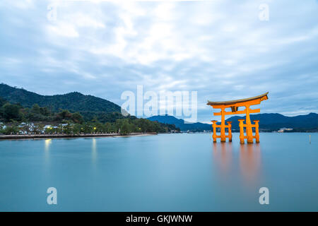 Miyajima, Hiroshima, il famoso floating gate torii Giappone tramonto Foto Stock