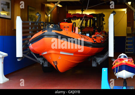 Il RNLI B Classe scialuppa di salvataggio di stanza a Staithes, North Yorkshire, Inghilterra, Regno Unito Foto Stock