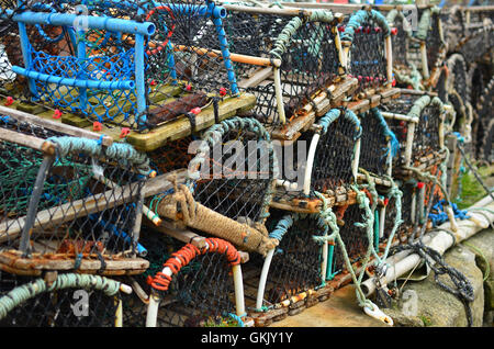 Aragosta bicchieri impilati sul porto di Staithes North Yorkshire England Regno Unito Foto Stock
