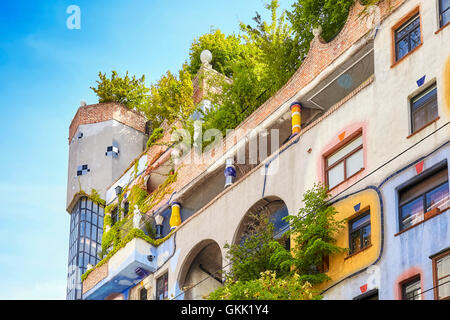 La facciata della Hundertwasserhaus. Foto Stock