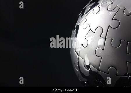 Globo jigsaw half Moon su sfondo nero Foto Stock