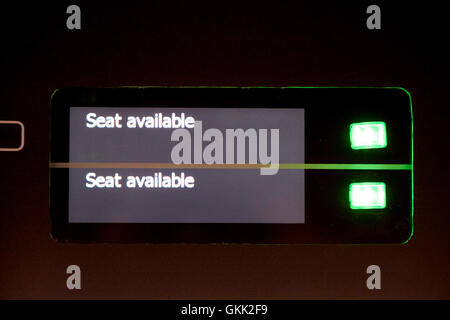 Sedile disponibile segni sul tettuccio di prenotazione del posto di schermi su un treno Foto Stock