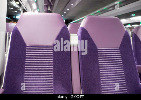 Coppia di treno vuoto carrello sedi in Irlanda Foto Stock