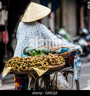 Venditore ambulante di Hanoi Vietrnam non indossa la Nonla cappello conico Foto Stock