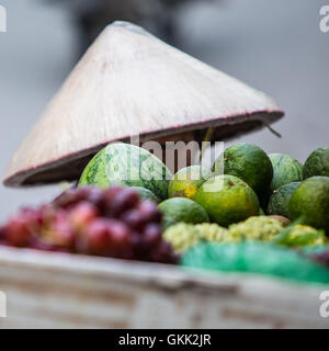 Venditore ambulante di Hanoi Vietrnam non indossa la Nonla cappello conico Foto Stock