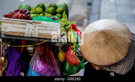 Venditore ambulante di Hanoi Vietrnam non indossa la Nonla cappello conico Foto Stock