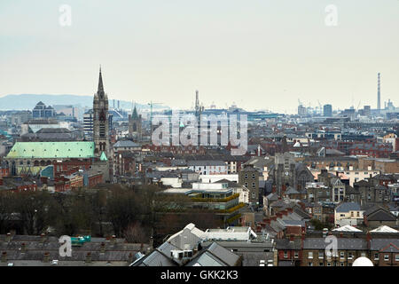 Vista dello skyline di oltre le libertà verso il centro della città di Dublino Irlanda Foto Stock