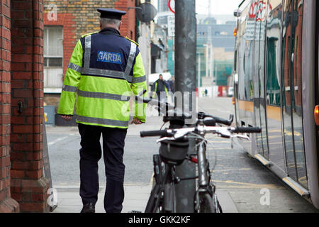 Irish Garda sergente di polizia a piedi patrol nel centro della città di Dublino Irlanda Foto Stock
