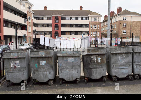 Contenitori comunali e area gioco di Dublino Alloggi sociali oliver bond appartamenti in libertà il centro della città di Dublino Irlanda Foto Stock