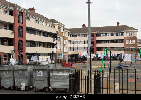 Contenitori comunali e area gioco Dublino Alloggi sociali oliver bond appartamenti in libertà il centro della città di Dublino Irlanda Foto Stock