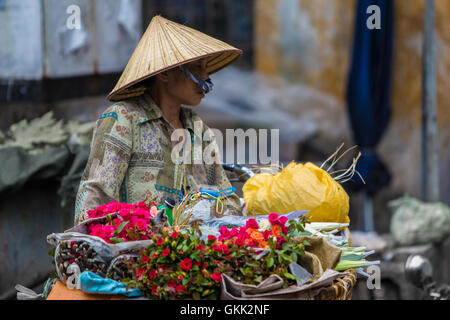 Venditore ambulante di Hanoi Vietrnam non indossa la Nonla cappello conico Foto Stock