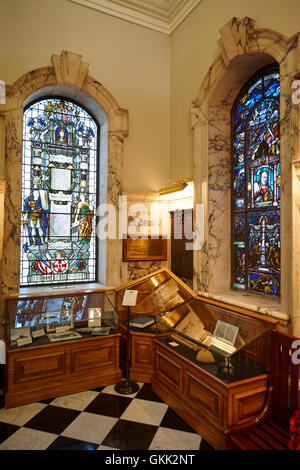 Il re omaggio e sir crawford mccullagh vetrate interno del Municipio di Belfast Belfast Irlanda del Nord Foto Stock