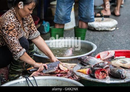 Pescivendolo venditore di pesce in Hanoi Vietnam Wet Street Market Asia Foto Stock