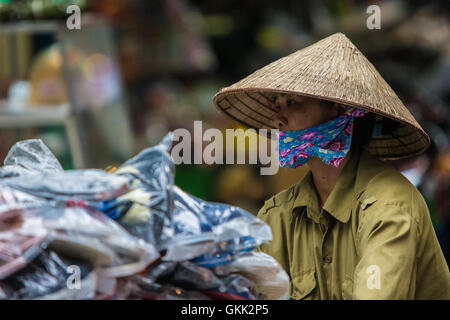 Venditore ambulante di Hanoi Vietrnam non indossa la Nonla cappello conico Foto Stock