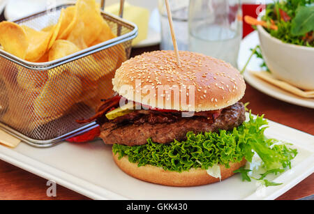 Fresh burger con chip fatti in casa Foto Stock