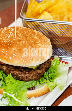 Fresh burger con chip fatti in casa Foto Stock