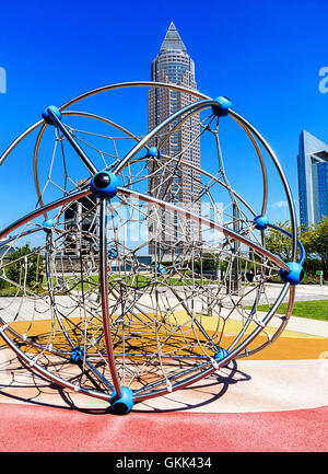 Commercio Equo torre dalla Skyline Garden Plaza a Francoforte, Germania Foto Stock