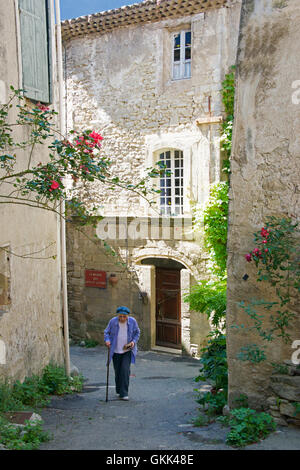Strada nella vecchia parte del Luberon Saignon Provence Francia Foto Stock