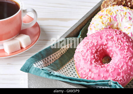 Ciambelle e tazza di caffè Foto Stock