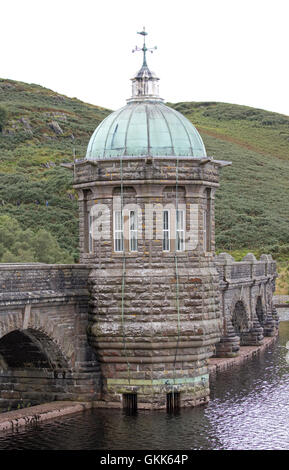 Torre di controllo al di sopra di dam Pen-y-Garreg Elan Valley Galles Centrale Foto Stock