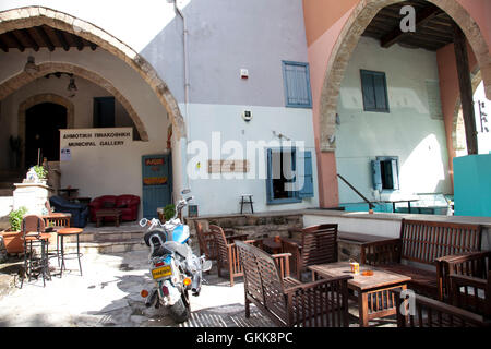 Galleria Comunale e Alsos Cafe accanto a Paphos Città Vecchia, Cipro Foto Stock