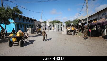 SOMALIA, Kismayo: In un photogaph preso 12 ottobre 2013 e rilasciato dall'African Union-United Nazioni Informazioni sul team di supporto 15 Ottobre, soldati keniota di servire con la missione dell Unione Africana in Somalia (AMISOM) pattugliano le strade del meridionale somala città portuale di Kismayo. Ottobre 16 segna due anni dal Kenya Defence Force primo intervenuto in Somalia sotto il funzionamento Linda Nchi - significato il funzionamento di proteggere il paese in Kiswahili - a seguito di una serie di rapimenti e cross-scorrerie di confine lungo la frontiera Kenya-Somalia da Al Qaeda affiliate del gruppo terroristico al Shabaab. Forze KDF Foto Stock