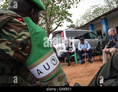 SOMALIA, Baidoa: In una fotografia scattata e rilasciato dall'African Union-United Nazioni Informazioni sul team di supporto 20 ottobre 2013, Joanna Reid (al centro), il capo del Dipartimento britannico della politica estera e di sviluppo internazionale (DFID) in Somalia ascolta durante un incontro con la polizia somale e dei membri della missione dell Unione Africana in Somalia (AMISOM) nel centro città somala di Baidoa. Reid è stato visitando la capitale della Somalia's Bay e Bakool regione per vedere di prima mano l'impatto e il progresso del Regno Unito-finanziati progetti per rinnovare la stazione centrale di polizia, un simile progetto imminente per riparare e migliorare la Foto Stock